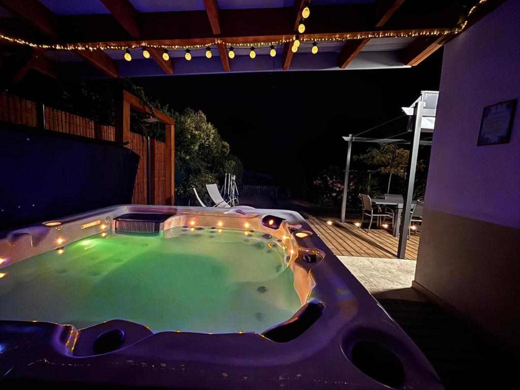 - un bain à remous au milieu d'une terrasse la nuit dans l'établissement La Picholine, à Tourves