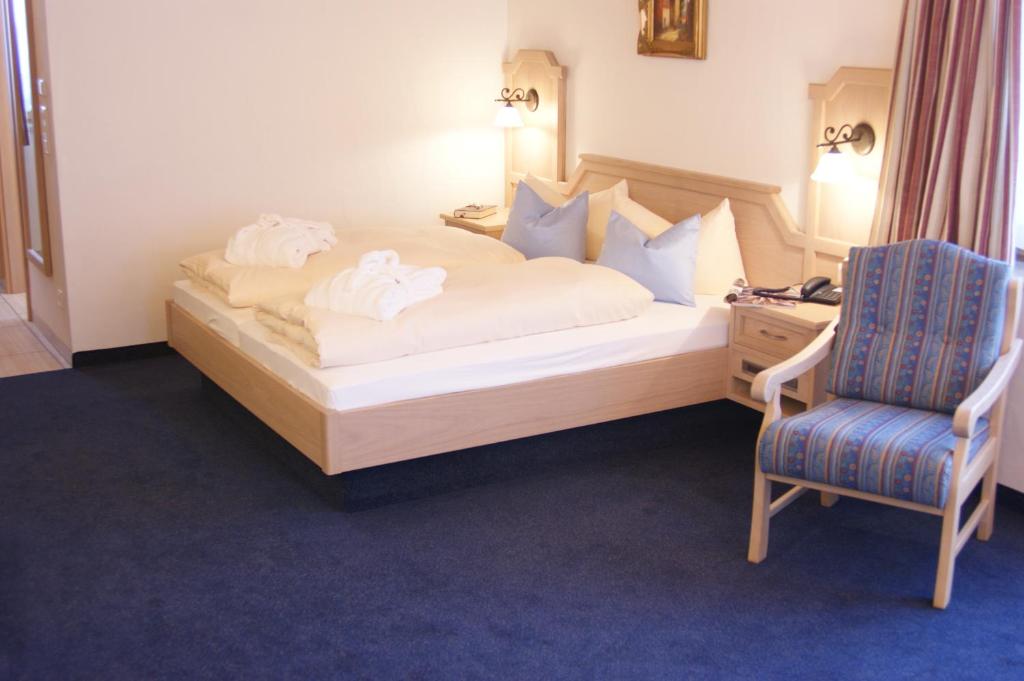 Postel nebo postele na pokoji v ubytování Hotel Landhaus Feldmeier ***S