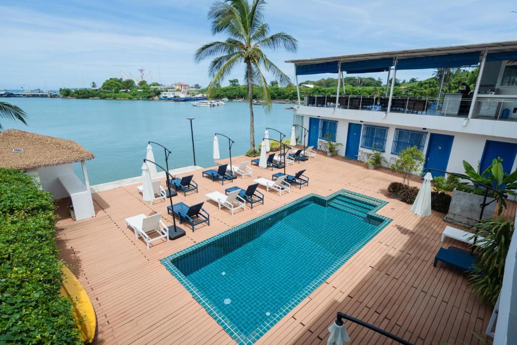 Bazén v ubytování Phuket Boat Quay Hotel Panwa Beach nebo v jeho okolí