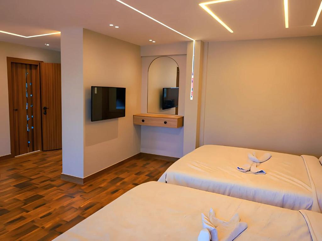 TV a/nebo společenská místnost v ubytování PYRAMIDS & SPHiNX ENIGMA HOTEL
