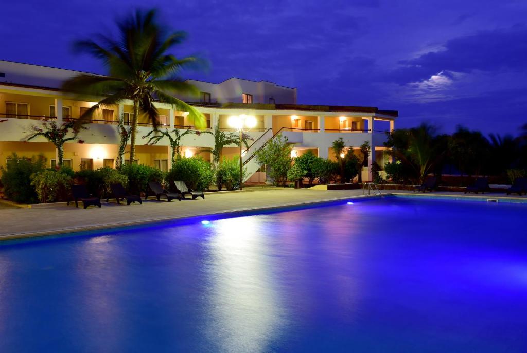 Bazén v ubytování Pestana Tropico Ocean & City Hotel nebo v jeho okolí