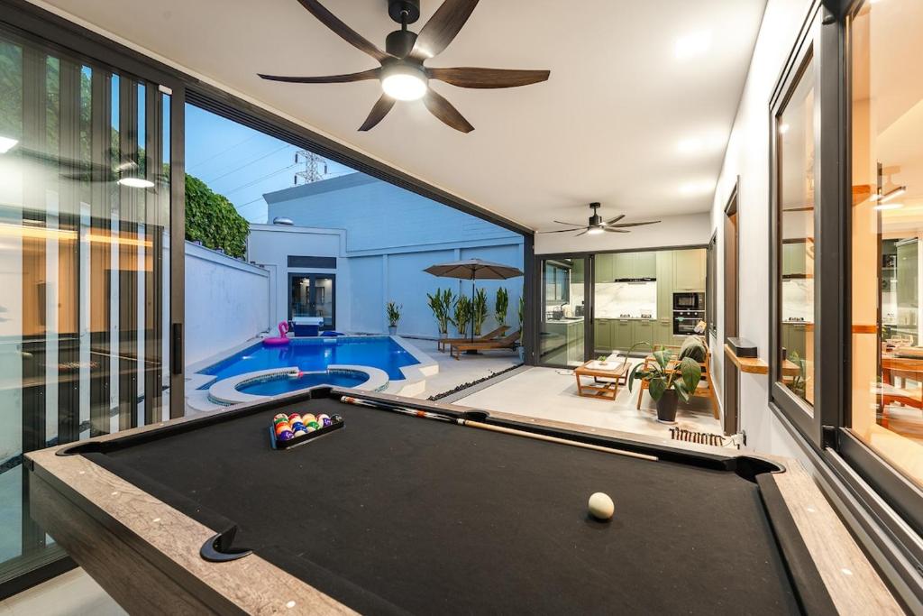 Ban Bang KhuにあるV215 ChaoFah Oasis Private Pool & Garden Retreatのリビングルーム(ビリヤード台、天井ファン付)