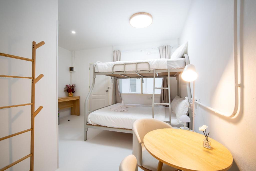 ZJ House Phuket Town - Resim 8