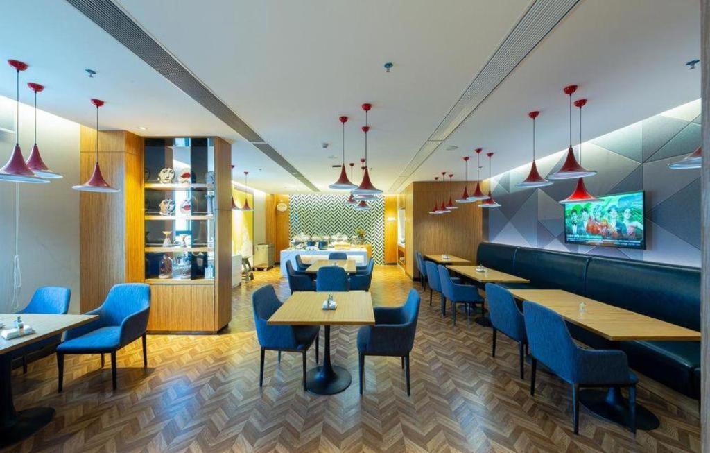TV a/nebo společenská místnost v ubytování Borrman Hotel Zhanjiang Xuwen Port Terminal