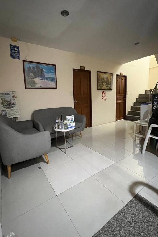 Posezení v ubytování One World One Home Patong 1