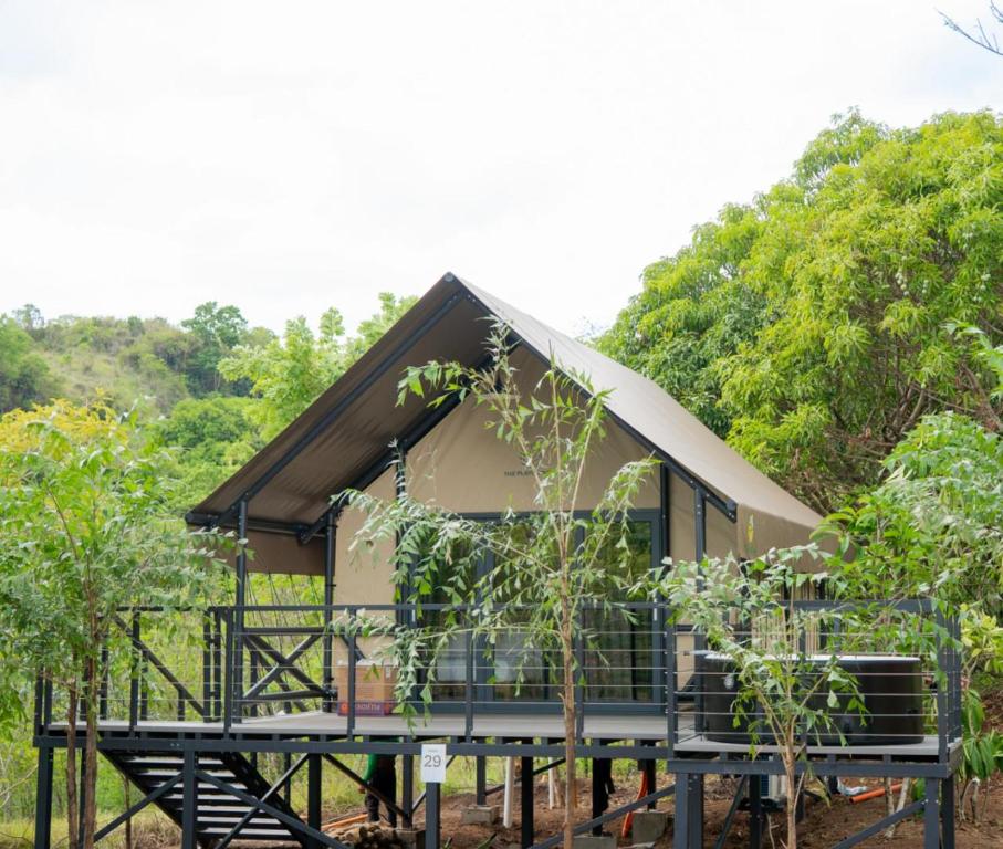 BarasThe Playground的一座小房子,设有甲板和树木