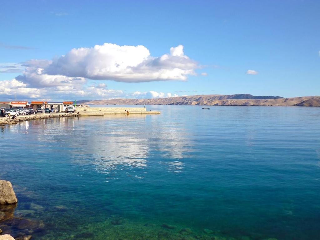 vistas a una gran masa de agua en Apartment Vrata Velebita Karlobag, en Karlobag