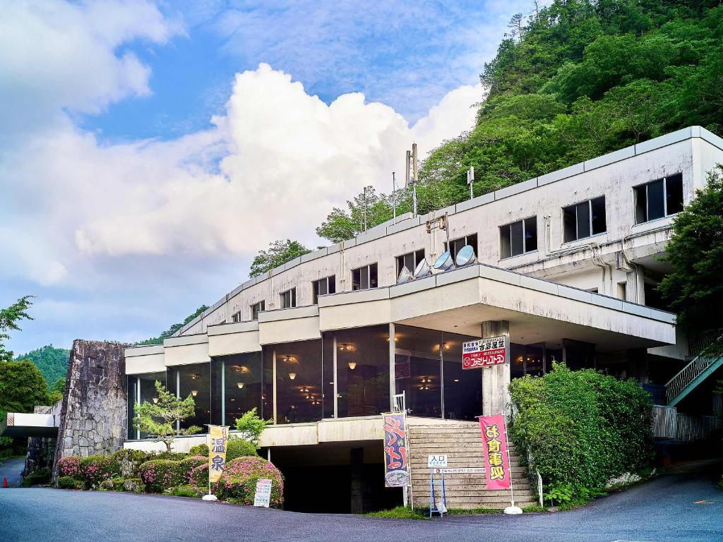 Higashi-komi国民宿舎古岩屋荘的前面有标志的建筑物