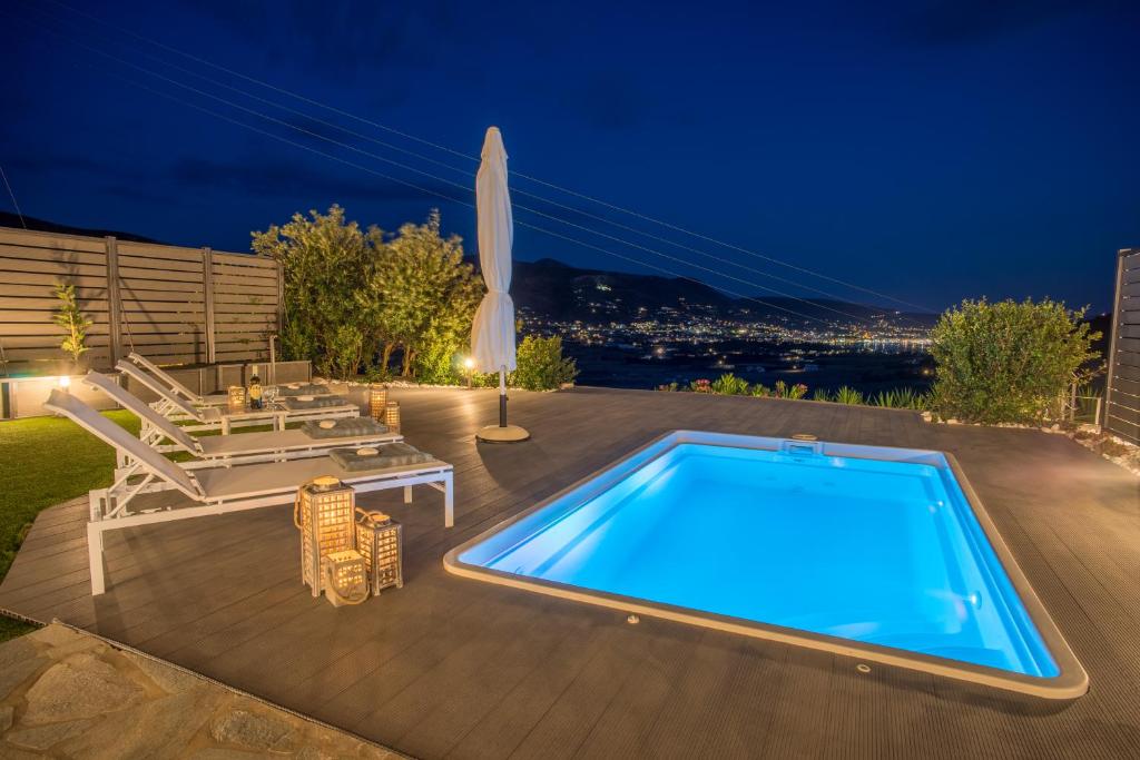 Bazén v ubytování Azzurro Bianco Suites nebo v jeho okolí