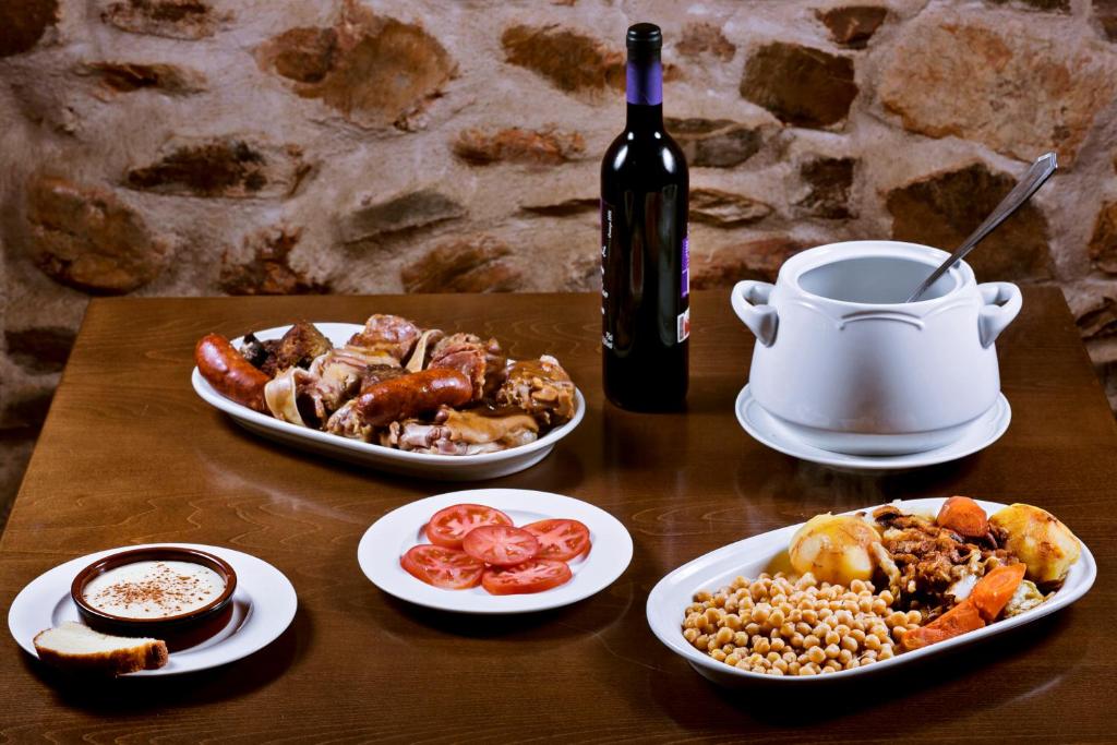 Comida en o cerca of this country house