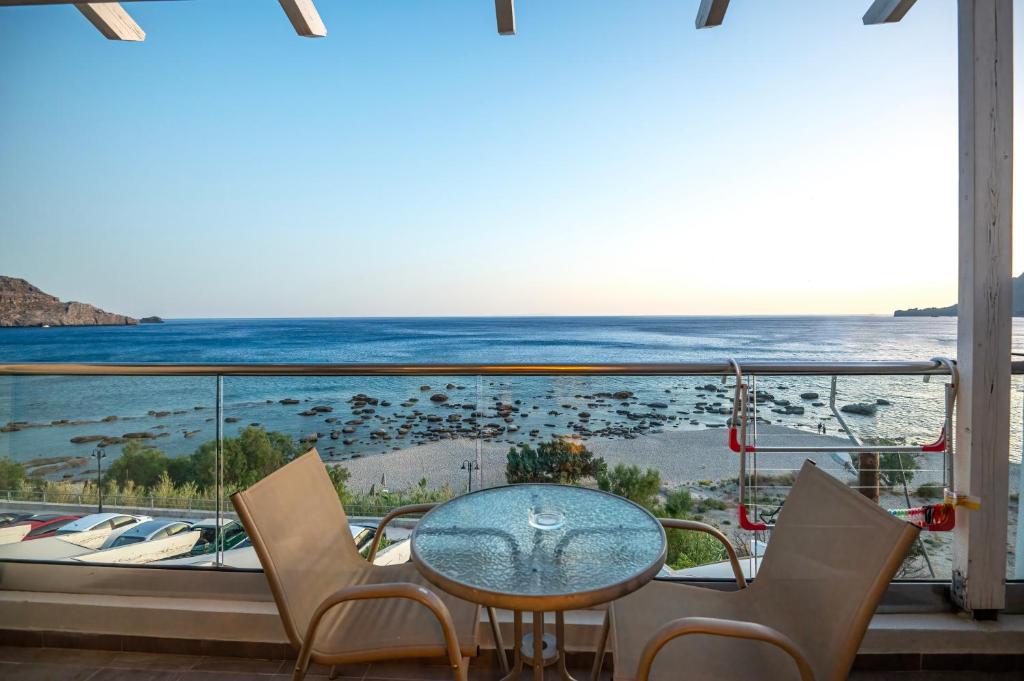ein Speisesaal mit Meerblick in der Unterkunft Creta Mare Hotel in Plakias