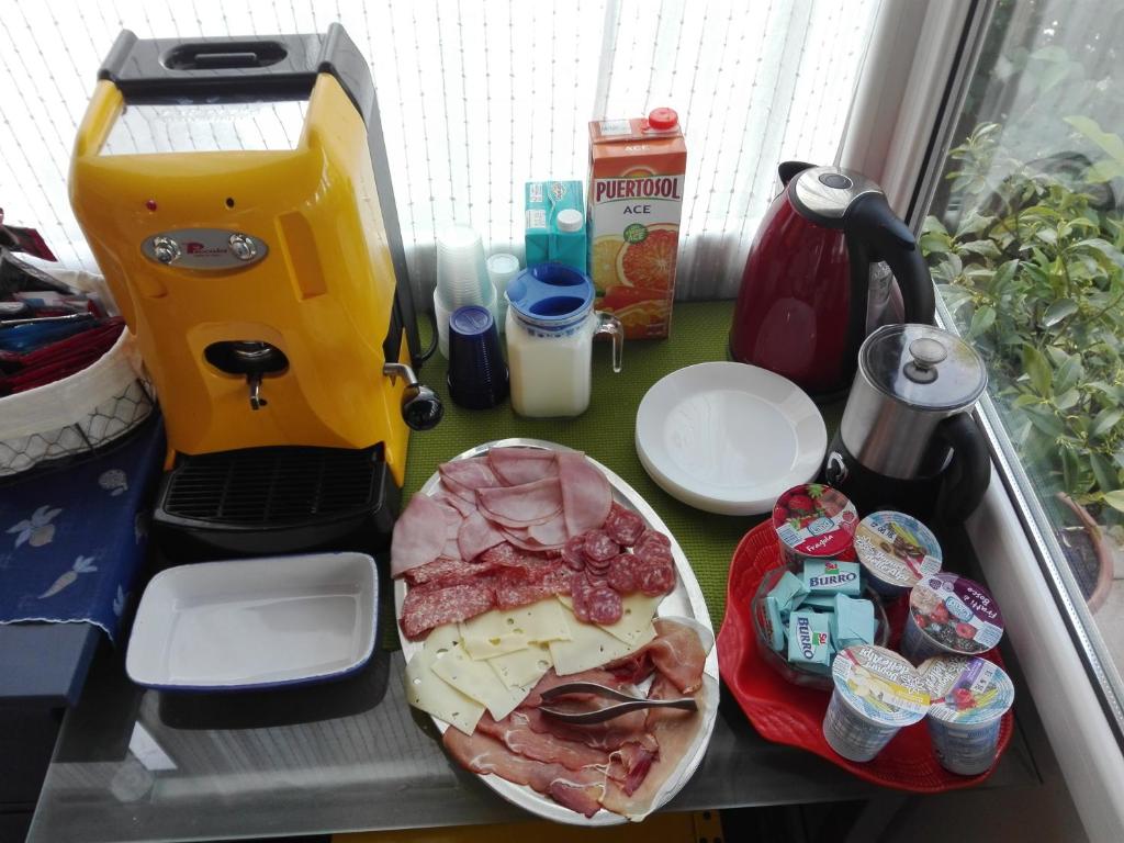 un mostrador con un procesador de alimentos y un plato de alimentos en B&B Duino Stella Maris, en Duino