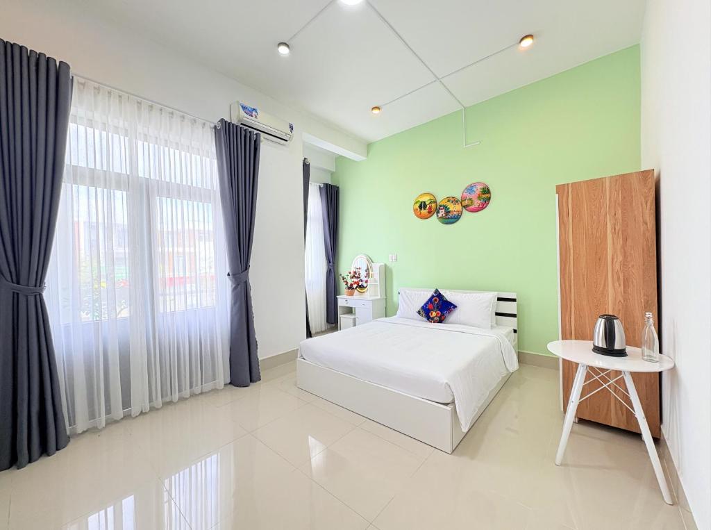 Ένα ή περισσότερα κρεβάτια σε δωμάτιο στο Homestay Gia Đình