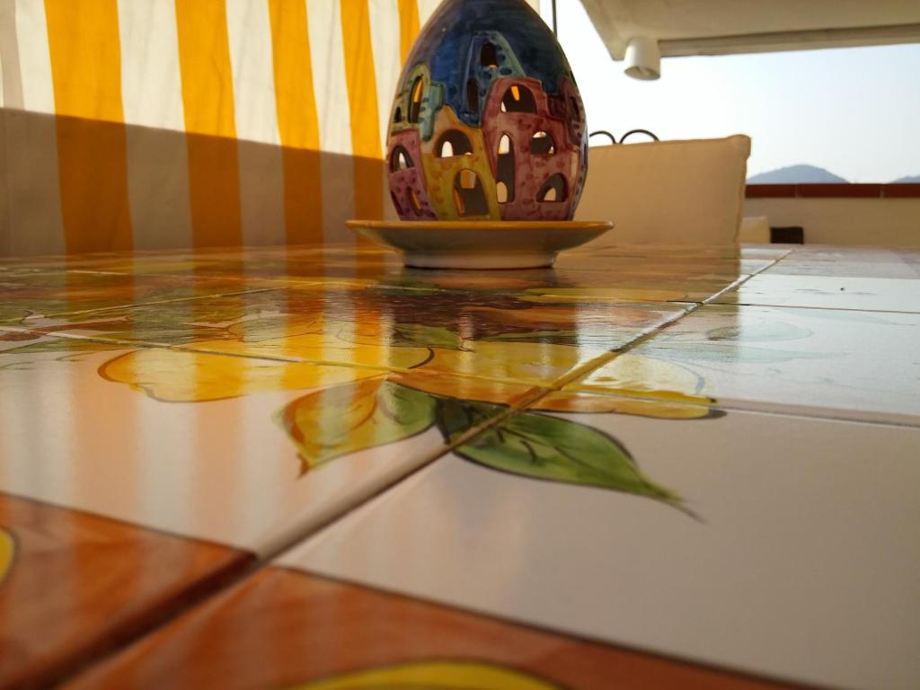 un vase assis au-dessus d'une table dans l'établissement Villa Melina Affittacamere, à Santa Maria di Castellabate