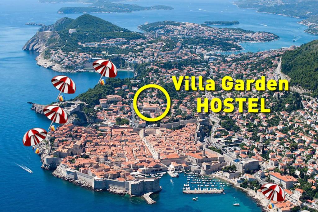 eine Luftansicht von vida garden hostel mit einem gelben Kreis in der Unterkunft Rooms Villa Garden in Dubrovnik