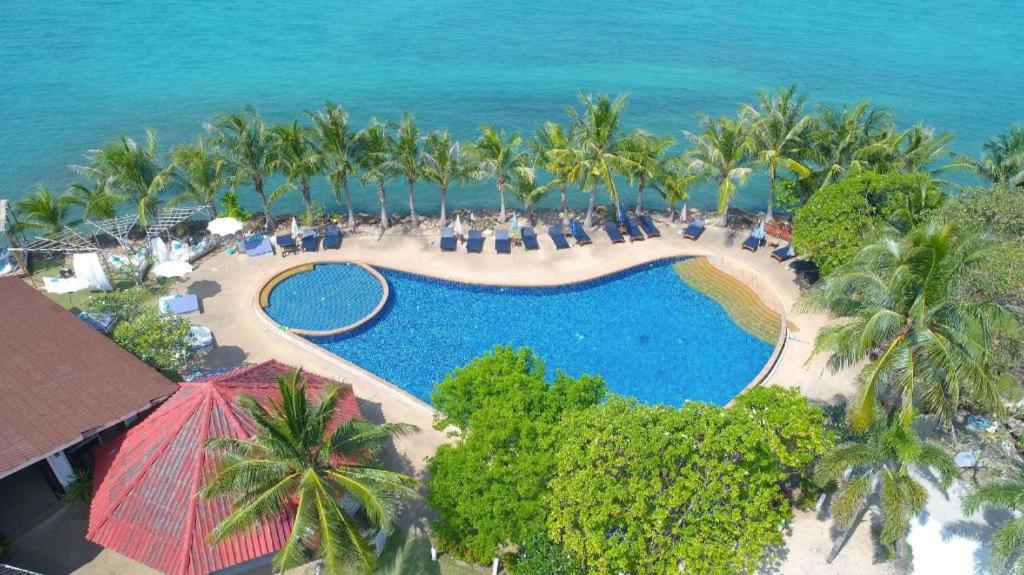 eine Luftansicht auf einen Resortpool mit Meerblick in der Unterkunft Coral Resort in Ko Chang