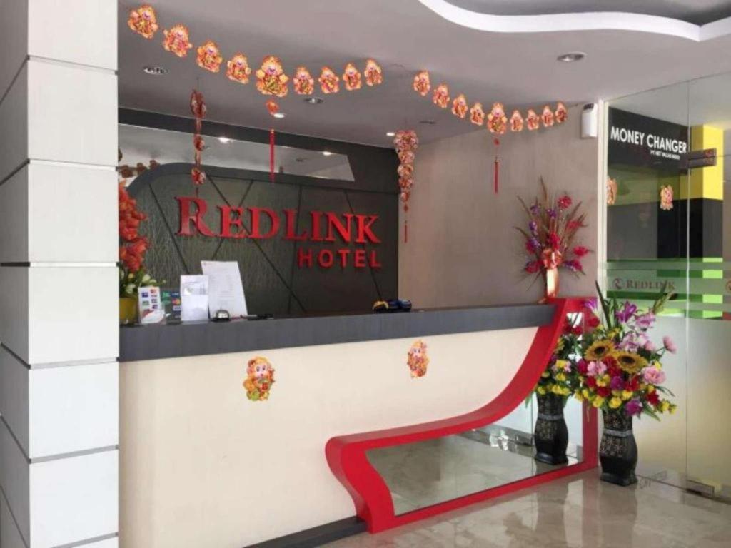 ein Restaurant mit einem Reduki-Motel-Schild an der Wand in der Unterkunft Redlink Hotel in Batam Center