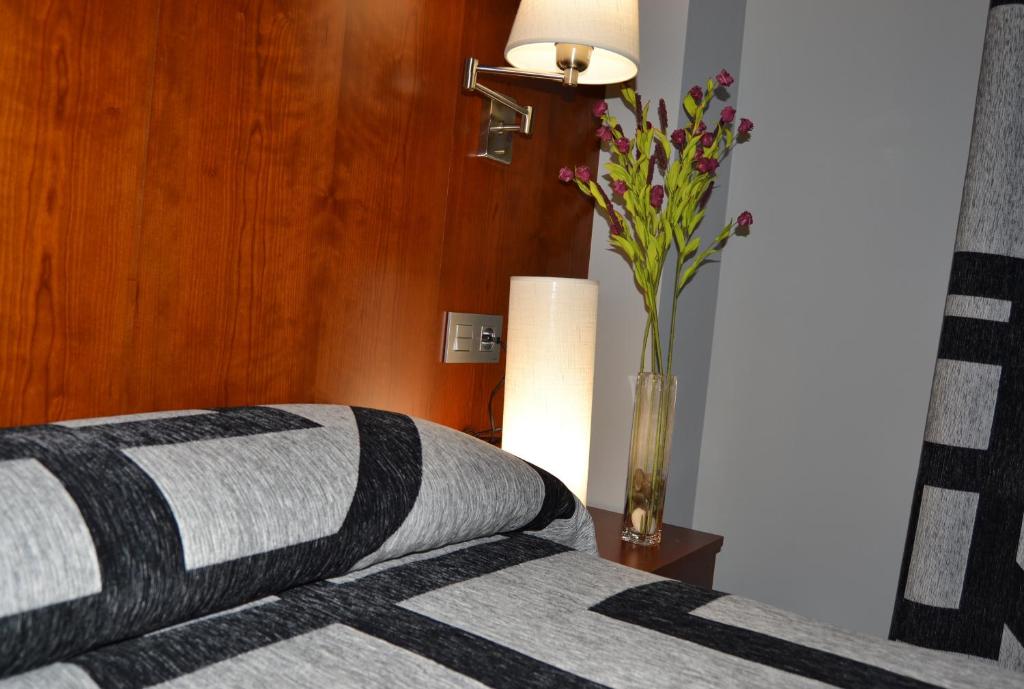 Postel nebo postele na pokoji v ubytování Hotel Jarama