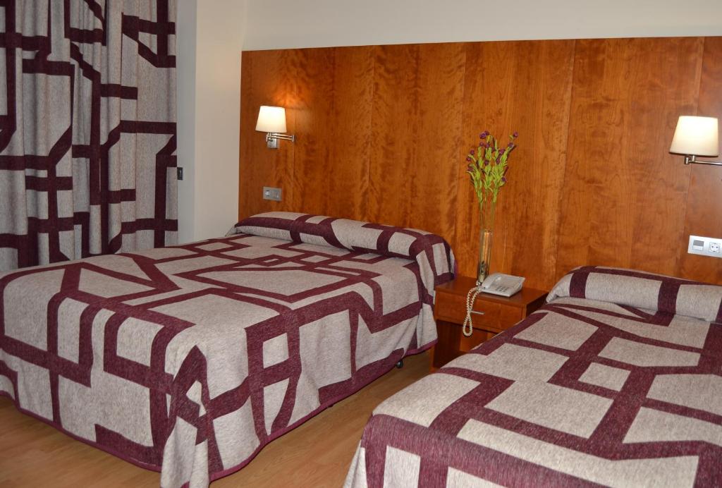 a hotel room with two beds in a room at Hotel Jarama in Zamora