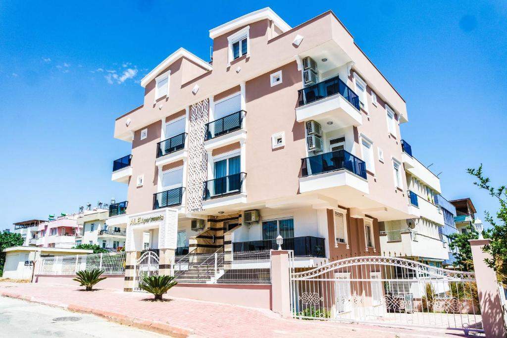 Το κτήριο όπου στεγάζεται  το ξενοδοχείο διαμερισμάτων