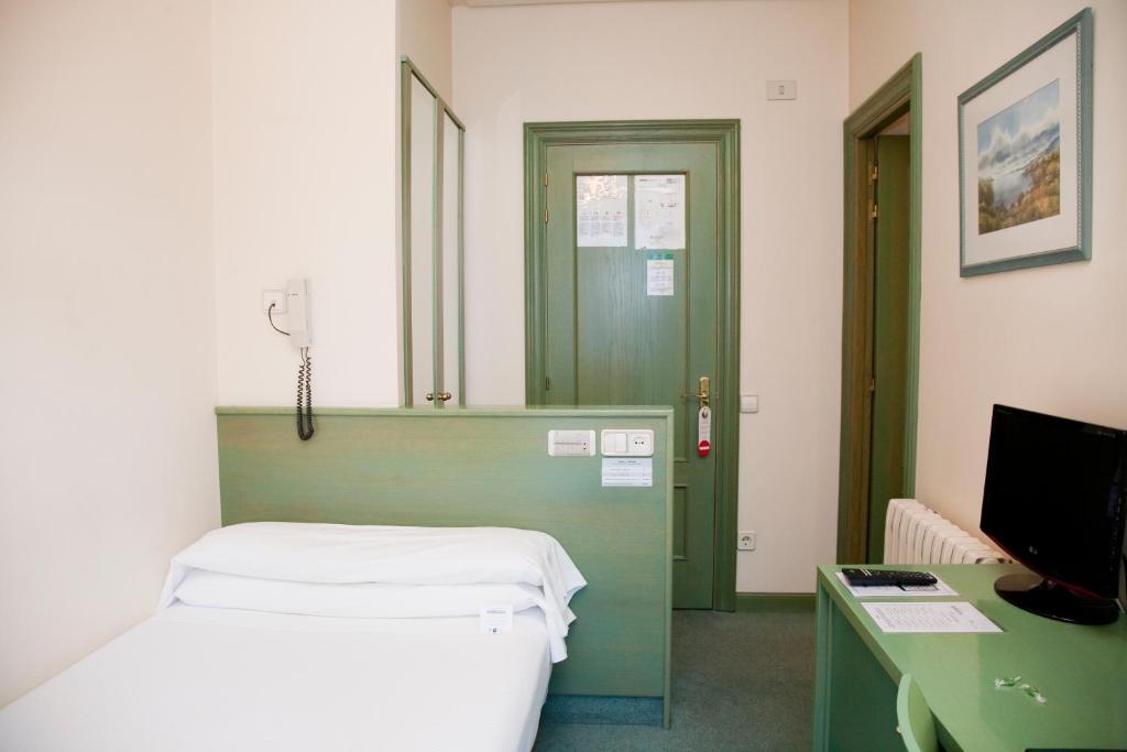 Postel nebo postele na pokoji v ubytování Hostal Navarra