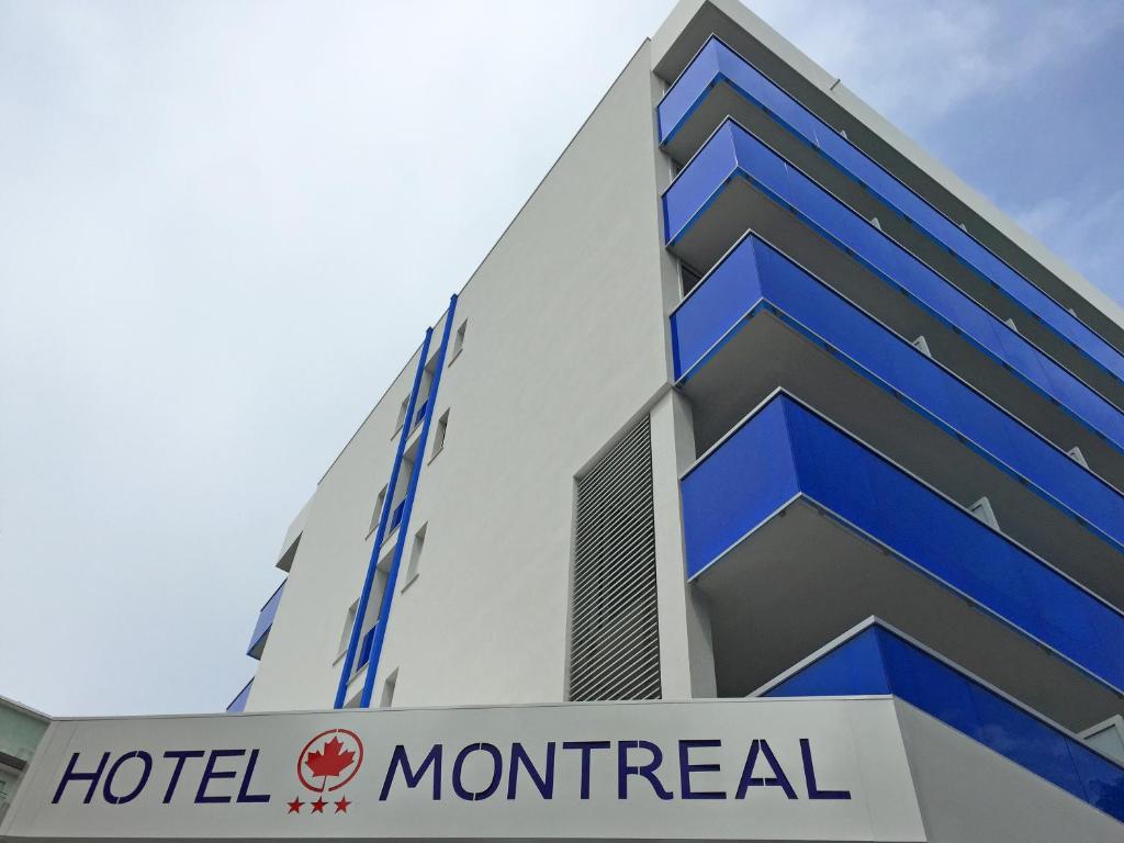 un cartello mensreal hotel di fronte a un edificio di Hotel Montreal a Bibione