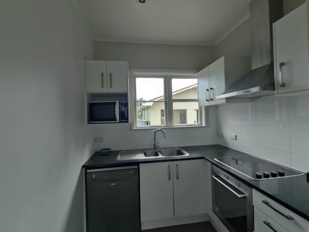 7 Beds including 4 Double Beds, 1 Single Bed, 2 Double Sofa Beds Serviced House A - Resim 8