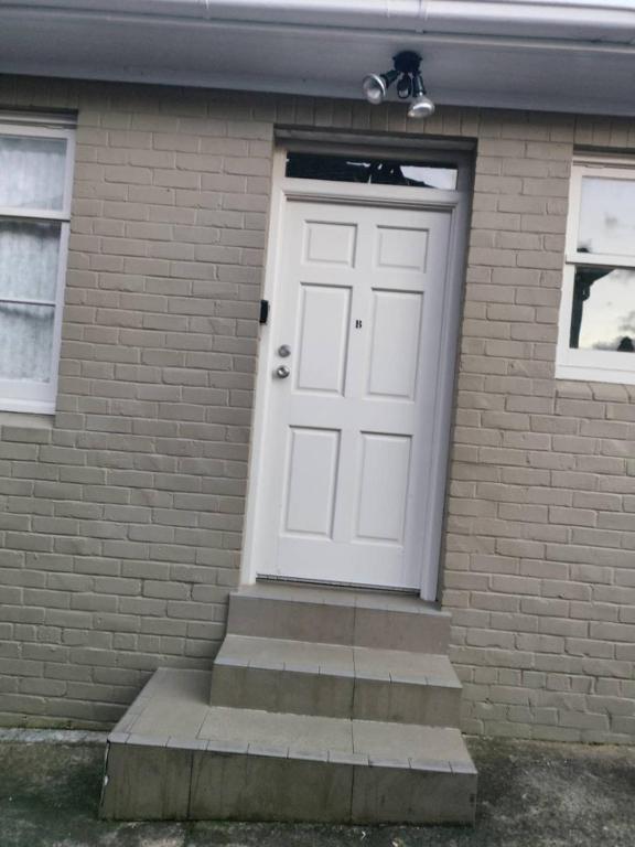 7 Beds including 4 Double Beds, 1 Single Bed, 2 Double Sofa Beds Serviced House A - Resim 11