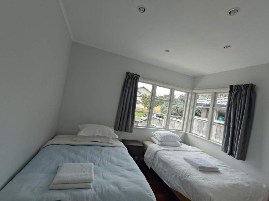 7 Beds including 4 Double Beds, 1 Single Bed, 2 Double Sofa Beds Serviced House A - Resim 2