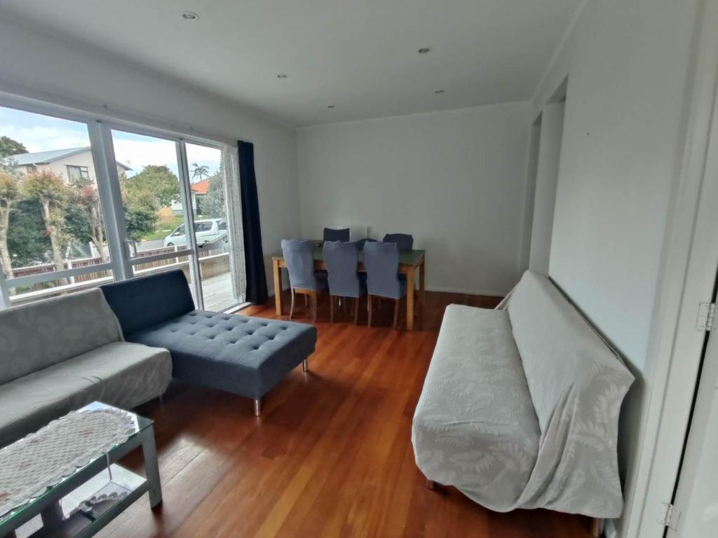 7 Beds including 4 Double Beds, 1 Single Bed, 2 Double Sofa Beds Serviced House A - Resim 6