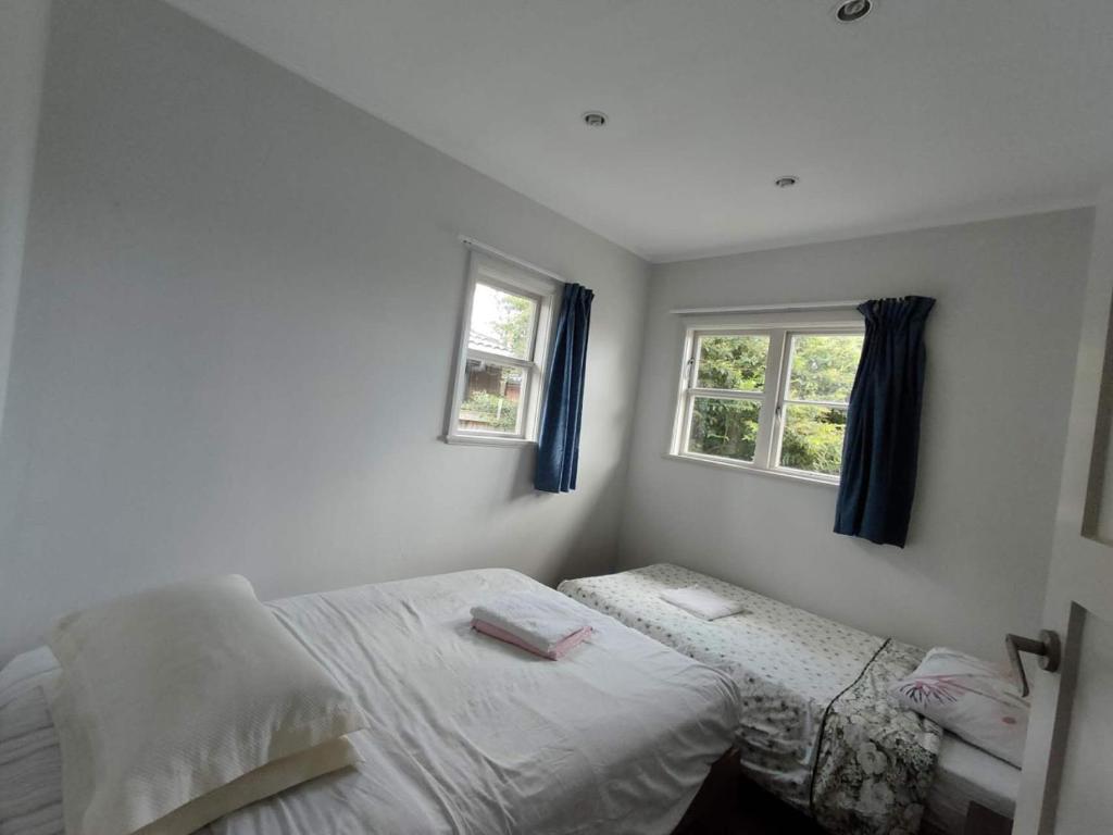 7 Beds including 4 Double Beds, 1 Single Bed, 2 Double Sofa Beds Serviced House A - Resim 15