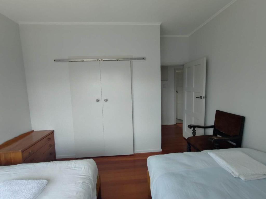 7 Beds including 4 Double Beds, 1 Single Bed, 2 Double Sofa Beds Serviced House A - Resim 17