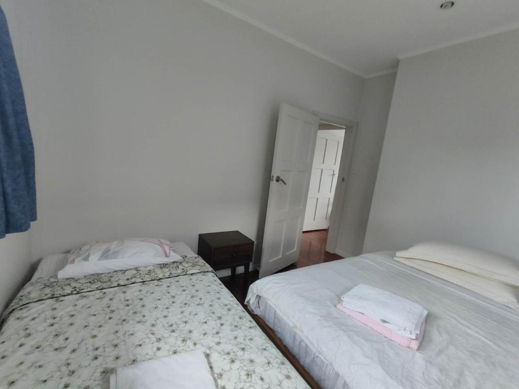 7 Beds including 4 Double Beds, 1 Single Bed, 2 Double Sofa Beds Serviced House A - Resim 19