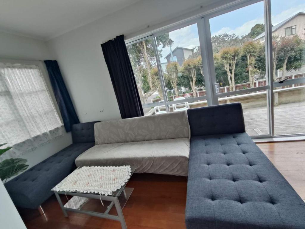 7 Beds including 4 Double Beds, 1 Single Bed, 2 Double Sofa Beds Serviced House A - Resim 5