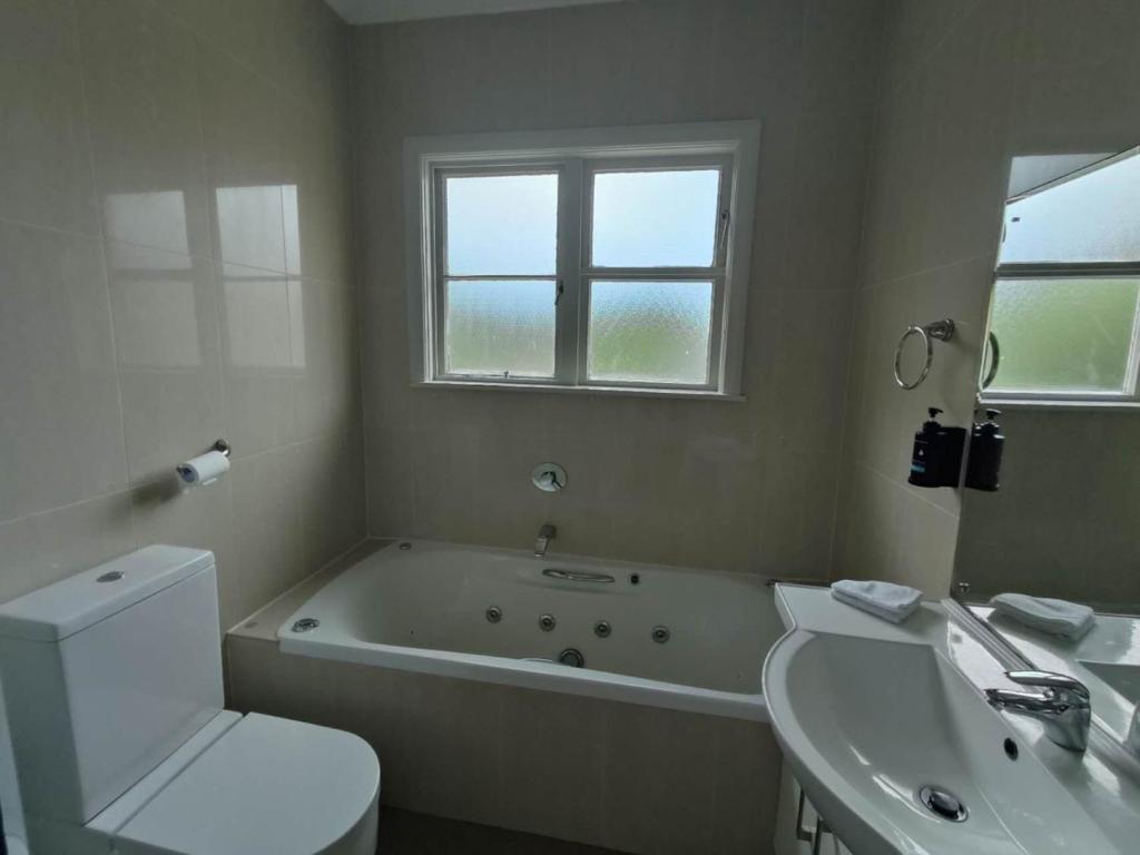 7 Beds including 4 Double Beds, 1 Single Bed, 2 Double Sofa Beds Serviced House A - Resim 7