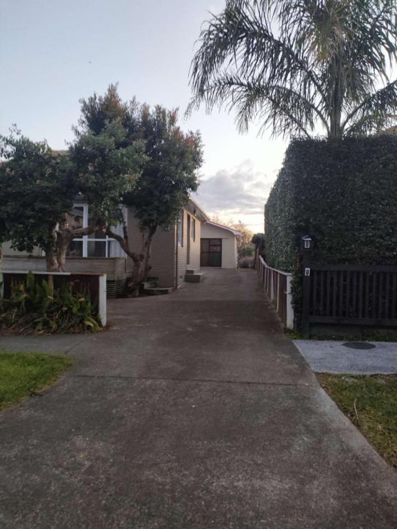 7 Beds including 4 Double Beds, 1 Single Bed, 2 Double Sofa Beds Serviced House A - Resim 21