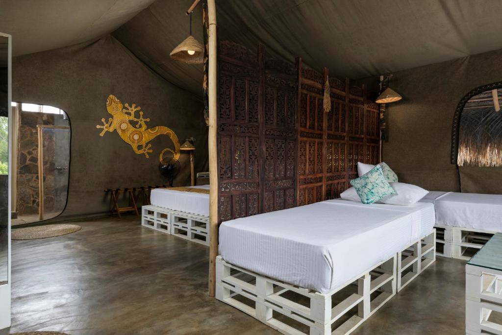Postel nebo postele na pokoji v ubytování Wild Glamping Gal Oya - Thema Collection
