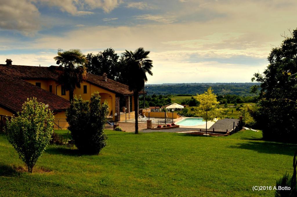 a house and a yard with a swimming pool at Rosso Di Sera in Novello