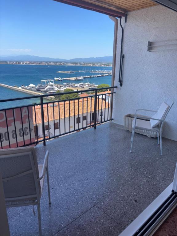 Appartement Roses 4 couchages, parking gratuit, bord de la plage, balcon, vue panoramique, serviettes de bain, linge de maison