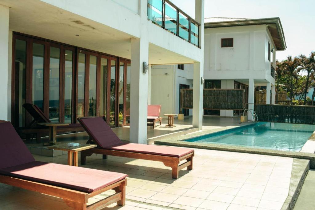 Bazén v ubytování Kahuna Beach Resort and Spa nebo v jeho okolí