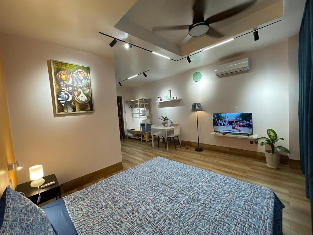 Televisyen dan/atau pusat hiburan di Lighting Homestay OCP