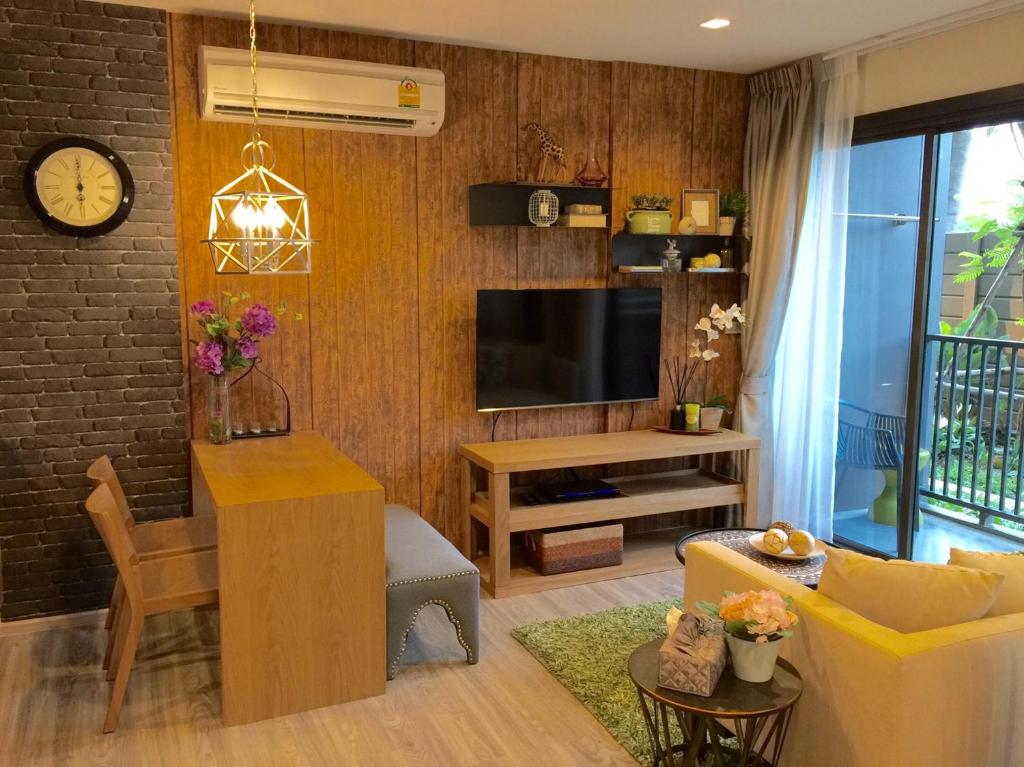 - un salon avec un canapé et une télévision dans l'établissement Rain Condo Ground Floor Cha-am Hua Hin, à Cha Am