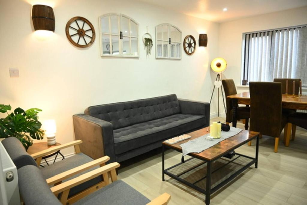 Χώρος καθιστικού στο Watermead Retreat Bungalow in Birstall