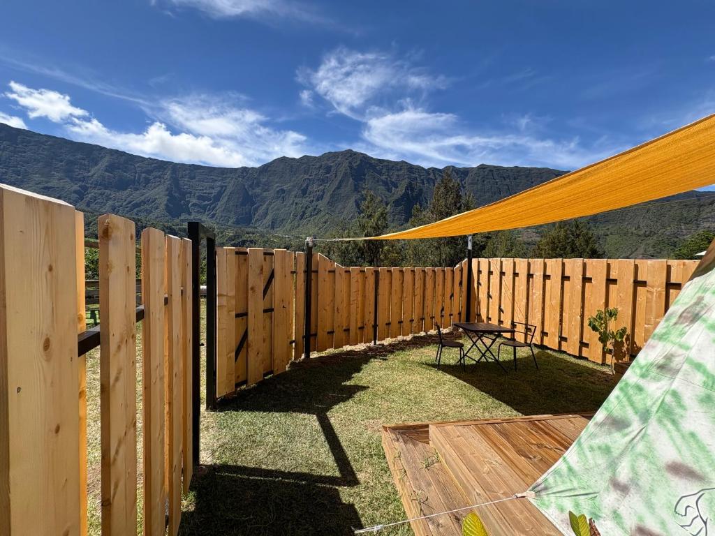 Nespecifikovaný výhled na hory nebo výhled na hory při pohledu z luxury tent