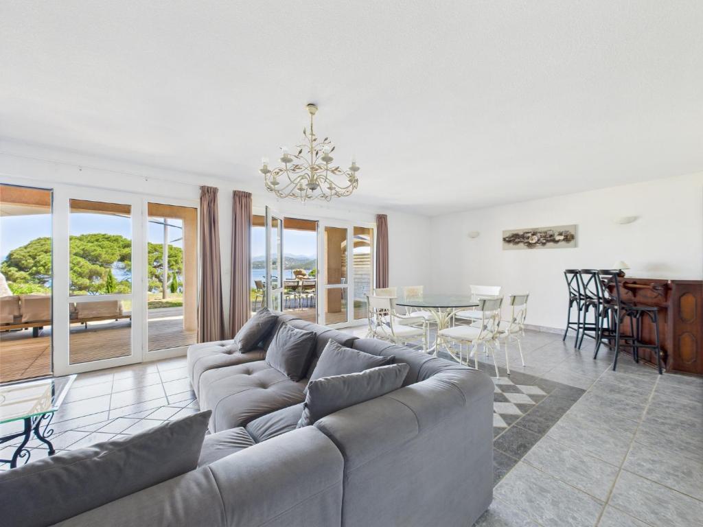 a living room with a couch and a table at Résidence Aigue Marine in Coti-Chiavari