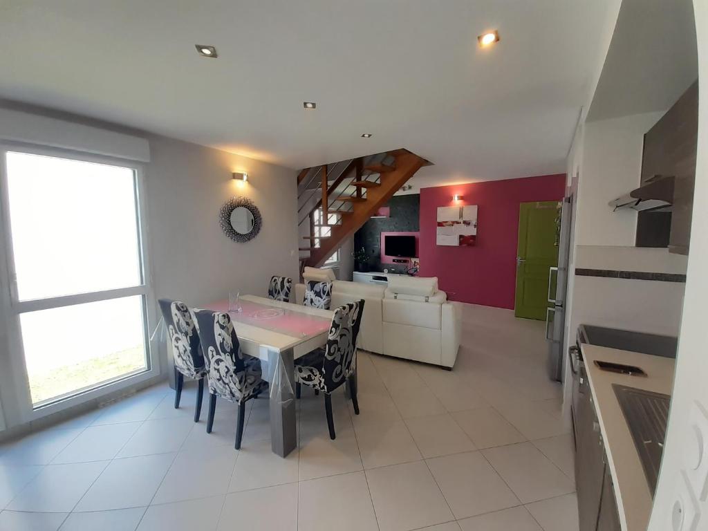 een keuken en eetkamer met een tafel en stoelen bij Le centre historique au calme in Dinan