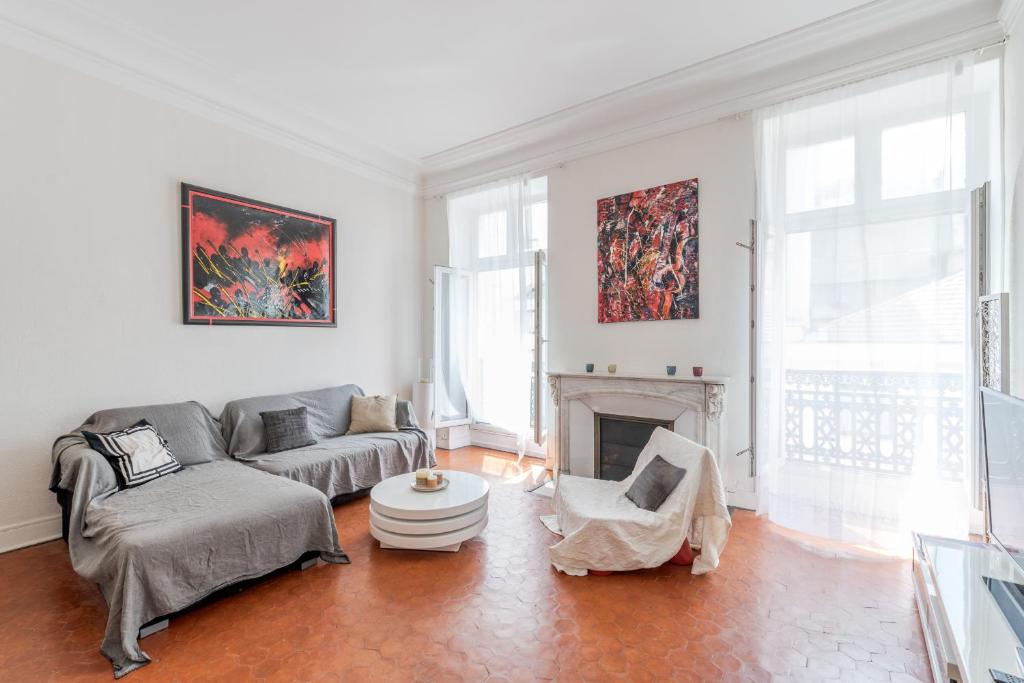 un salon avec un canapé et une cheminée dans l'établissement BARBARA by Terry's Homes, à Cannes