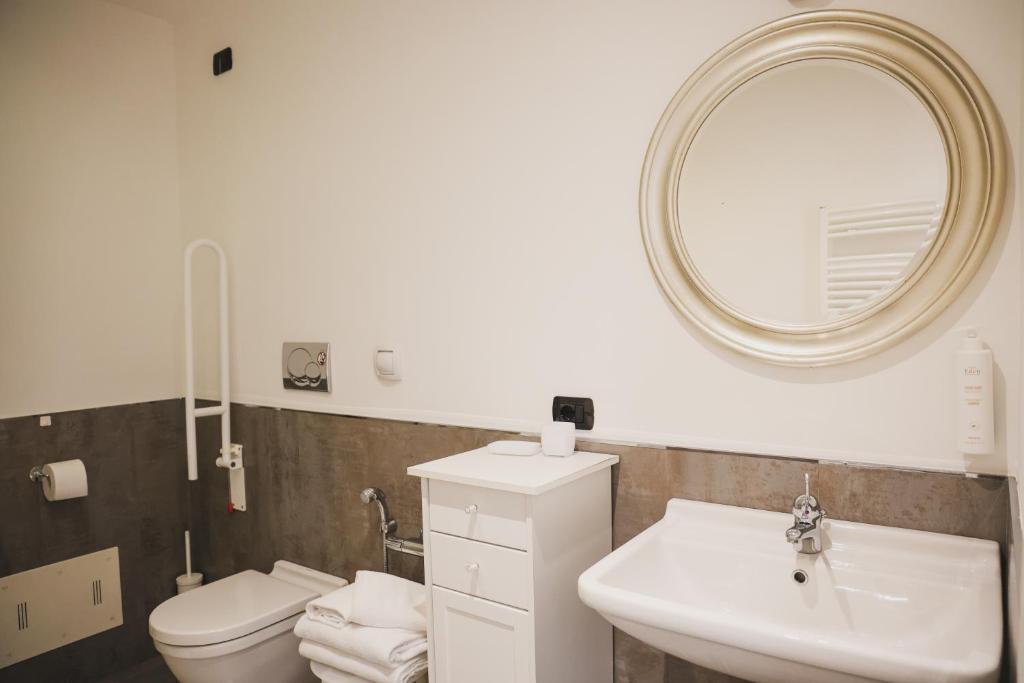 Koupelna v ubytování Hotel Eden