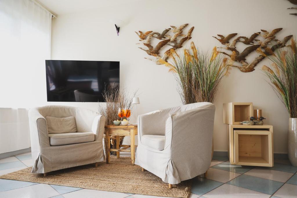 TV a/nebo společenská místnost v ubytování Hotel Eden