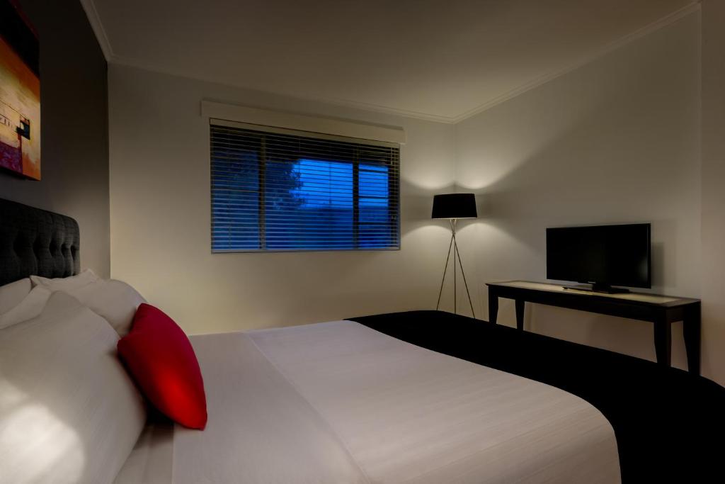 Crest On Barkly Serviced Apartments - Standard One-Bedroom Apartment